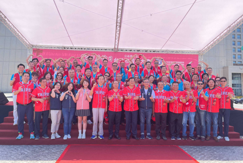 房市歷經將近300天冷市，在景氣寒冬之際，依舊舉行每年一度的捐血公益活動，多名房仲大老亦共同出席。（圖／不動仲介公會全聯會提供）