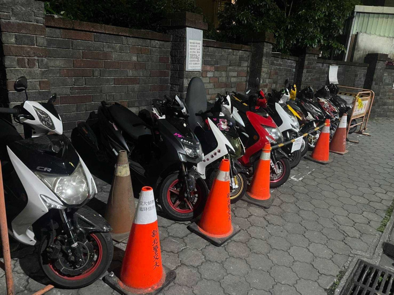 警方上月底兵分多路展開搜索行動，查扣10輛改裝機車。（圖／翻攝畫面）