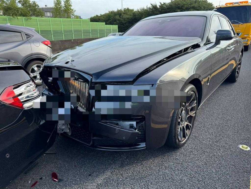 國道1號北上94公里新竹交流道10月31日下午發生3輛自小客車追撞意外,其中1輛勞斯萊斯「幻影」車頭被撞凹、保險桿變形。(圖/翻攝畫面)