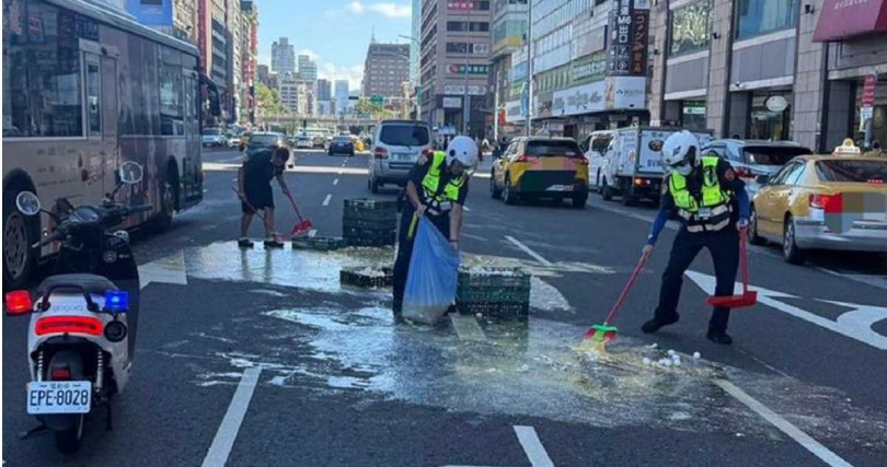 小貨車車門未緊閉，導致車內雞蛋掉落在路上，占用兩個車道。（圖／翻攝畫面）