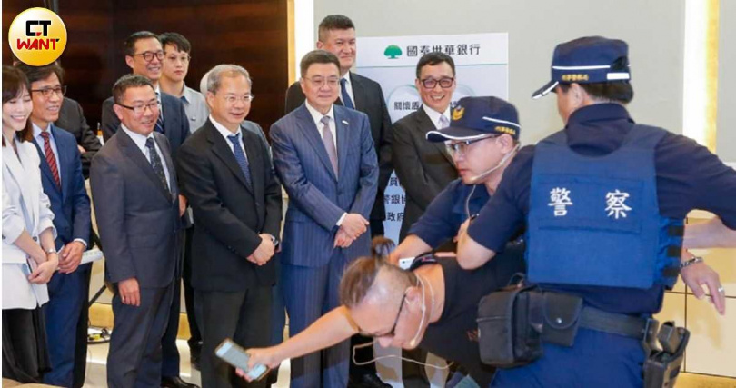 行政院投入不少經費針對實體與虛擬詐騙進行防治。圖為實體詐騙防治演習。(圖/黃耀徵攝)