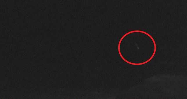 今日晚間7點28分30秒左右，畫面中右側突然出現一道白影從上空往海面墜落。（圖／翻攝自YouTube，東部海岸國家風景區管理處）