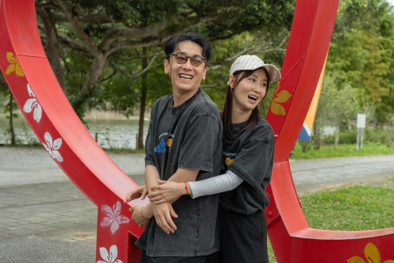 游安順（左起）、于子育攜「真實夫妻檔」朱芷瑩與施名帥遊苗栗。（圖／東森提供）