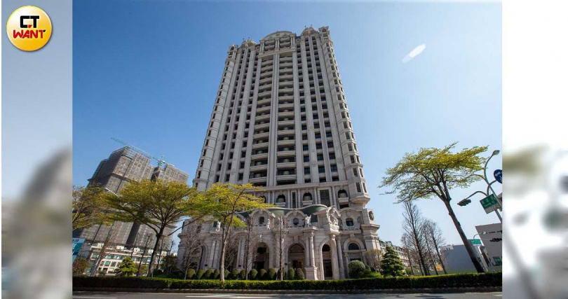 凱旋門為巴黎建築的象徵，體現新古典主義風格的莊嚴與永恆，張祐銘也復刻巴洛克美學在他的建案當中。圖為「湖美帝堡」。（圖／黃耀徵攝）