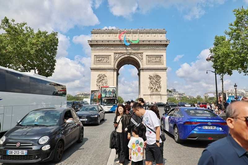 因右側來車享有優先權，張祐銘笑稱，每當他握緊方向盤、駛入凱旋門圓環的那一刻，就像是一場測膽大會，必須堅定地切入車流。（圖／報系資料庫）&nbsp;