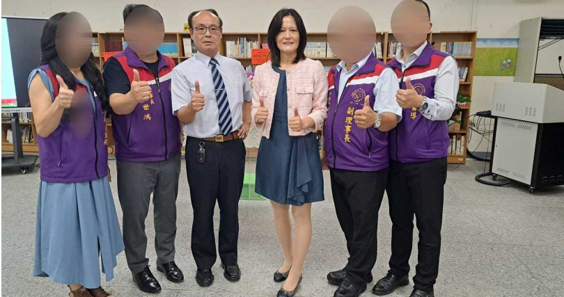 被控訴的退休校長詹昭棣(左3)是桃園教育界資深校長,各路人馬都「吃得開」,連接棒者秦秀媛(右3)都被指由詹一手促成,如今被指控「放任」校內胡搞的作風,掀起教育界議論。(圖/翻攝自自強國中臉書粉絲團)