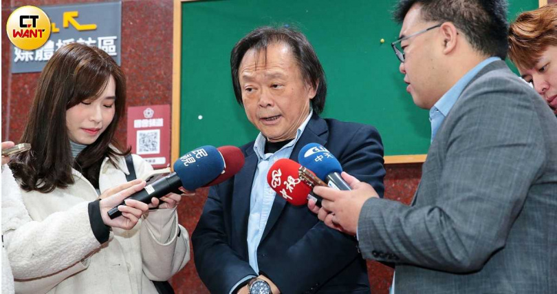 多名民進黨立委赴東京觀賞WBC賽事引發負面觀感，王世堅則出面緩頰，表示相信同事為中華隊加油是一片好意。（圖／周志龍攝）