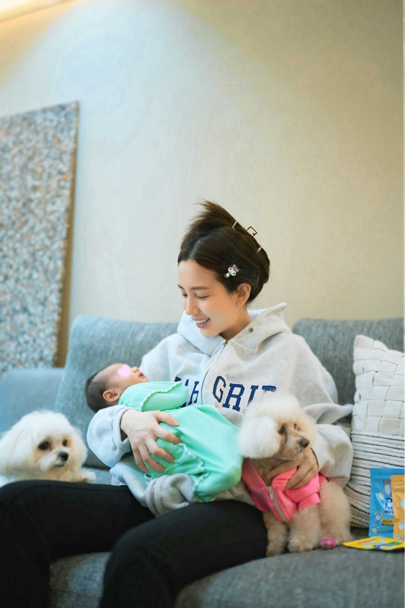 新手媽媽愛雅透露寶寶腸絞痛，有時會突然痛到爆哭，讓她看了好心疼。（圖／三得利提供）