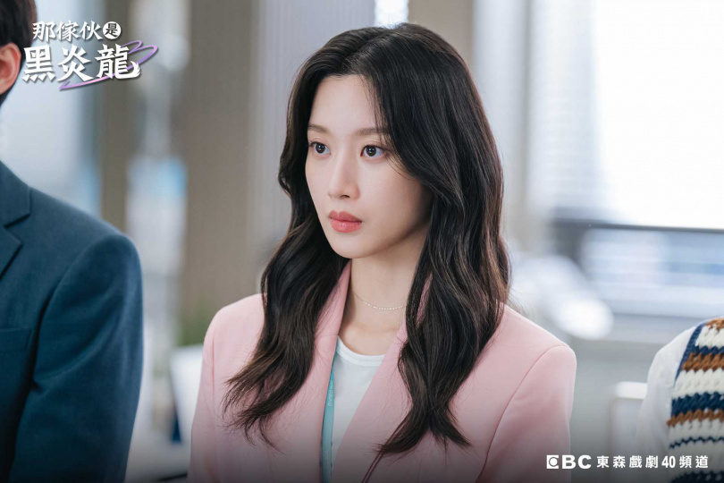 文佳煐化身眼裡只有業績的工作狂「白秀貞」。（圖／東森提供）