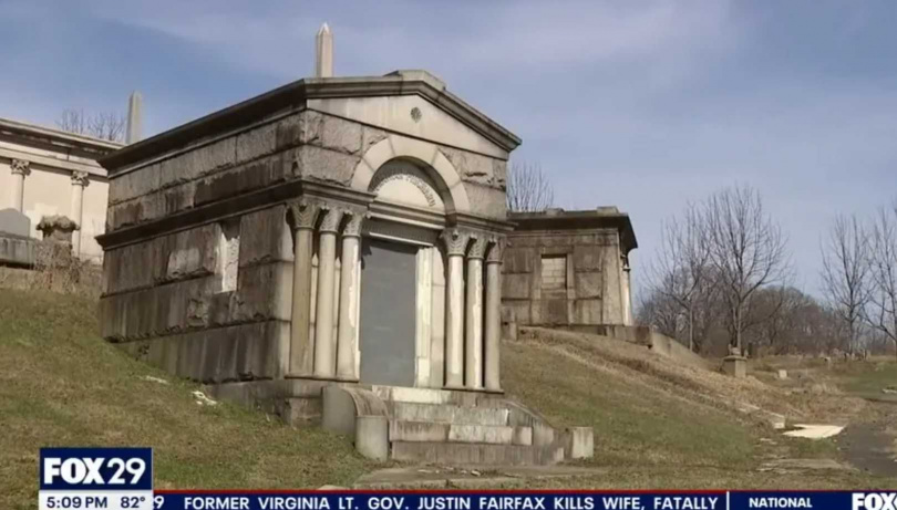 警方搜索嫌犯住處，發現上百具人體遺骸與頭骨。（圖／翻攝自福斯新聞）