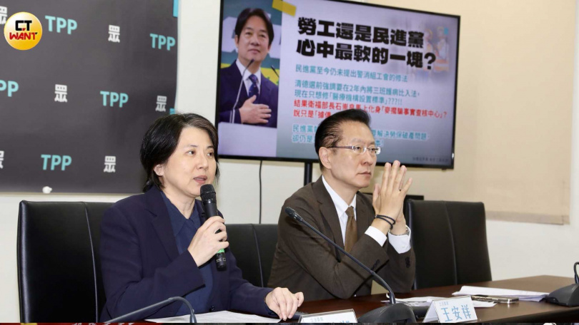 民眾黨團夜宿議場外，力拚《醫療法》修正草案優先闖關。（圖／方萬民攝）