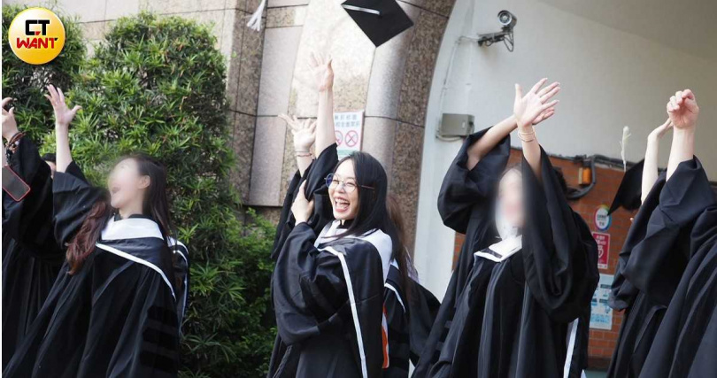 孫淑媚與同學一起拋出帽子，看得出非常開心。（圖／本刊攝影組）