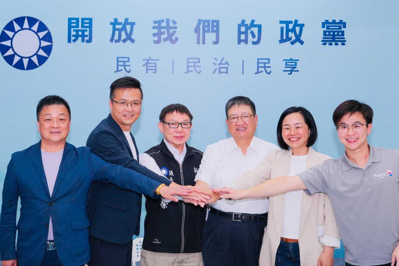 新竹縣議員吳旭智(左二)贏得國民黨竹北市長初選提名,後續藍白整合動向成為地方政壇焦點。(圖/吳旭智臉書)