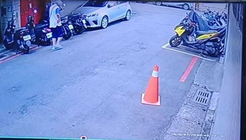 張男案發前便在樓下徘徊，殺人後還向警方說謊，遭警方戳破謊言逮捕。（圖／翻攝畫面）
