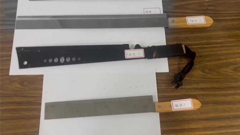 警方逮捕械鬥的六名嫌犯，在車內查扣涉案刀械。（圖／警方提供）