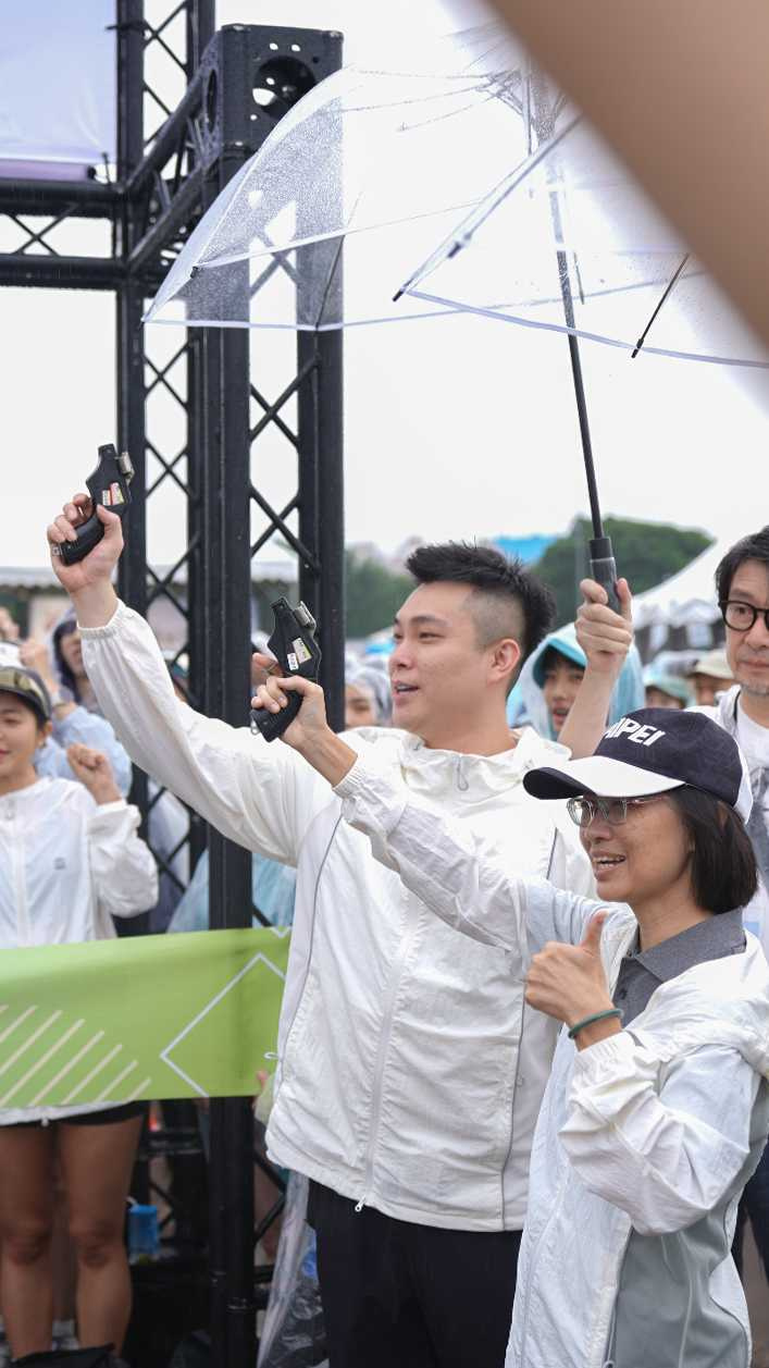 鳴槍起跑,ONE BOY顏瑋廷董事長與臺北市政府體育局游竹萍局長共同鳴槍,為首屆「冰鋒氣殼4K歡樂路跑」揭開序幕。(圖片提供/ONE BOY)