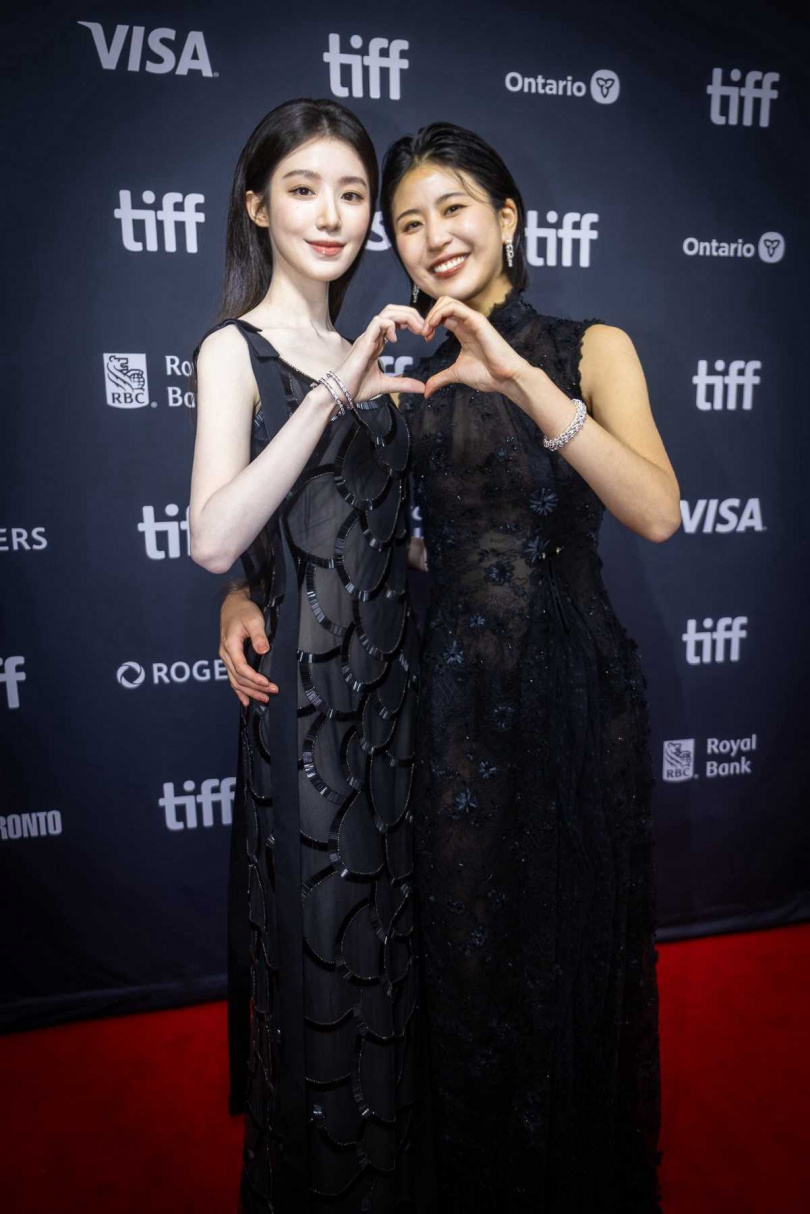 舒華（左）、陳璇（右），在《幸福快樂的日子》中飾演一對姐妹。（圖／水花電影提供）