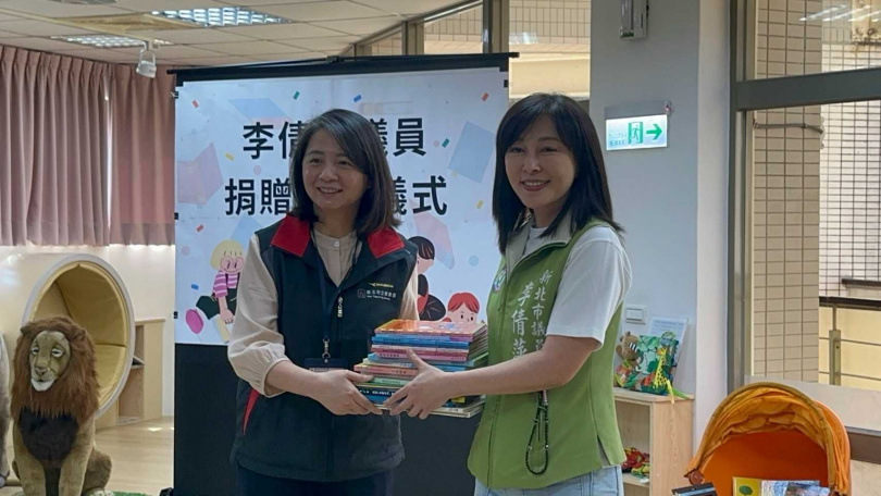 李倩萍日前捐贈家族孩子讀過的1200本給圖書館,希望這些故事可以繼續陪著孩子們成長。(圖/李倩萍提供)
