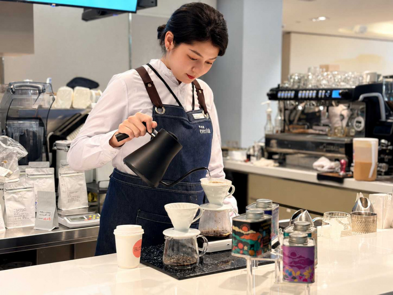 子葉咖啡咖啡師具備 SCA CSP Brewing 咖啡萃取（金杯理論）基礎級及中級國際咖啡證照，透過專業手沖技術，細緻呈現臺灣精品咖啡的風味層次。（圖／子葉咖啡提供）