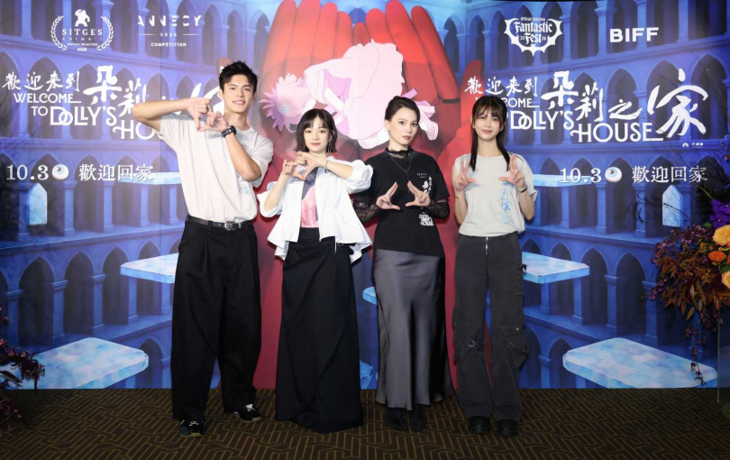 客串兩天的白癡公主（右）難得現身首映會接受媒體訪問。（圖／深空天體有限公司）
