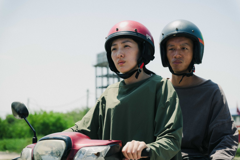 張惠虹(左)在《黑潮》片中飾演陳澤耀的姊姊阿秀。(圖/甲上提供)