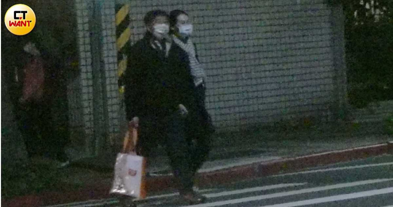李伯璋年近七旬,約會對象年約30出頭,李稱對方是乾女兒,但兩人卻如情侶般十指緊扣。(圖/攝影組)。