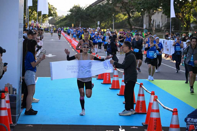 2025渣打馬全程馬拉松由日本好手沼田夏楠（前中）奪下女子組總冠軍。（圖／渣打銀行提供）