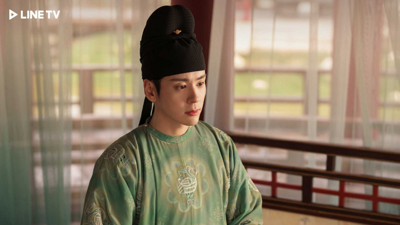 《國色芳華》魏哲鳴飾演楊紫前夫，下跪求復合。（圖／LINE TV）