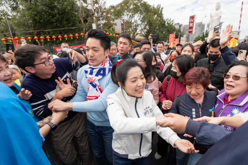 台北市長蔣萬安在年假期間陪同北市藍委徐巧芯到松山福德宮祈福,不少支持者在現場替兩人加油。(圖/翻攝徐巧芯臉書)