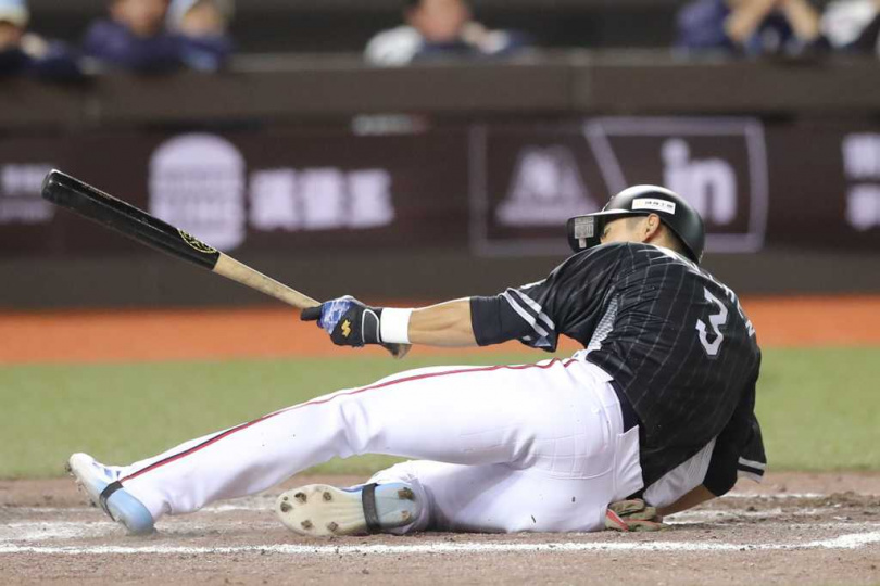 經典賽資格賽中華隊13日在台北大巨蛋，與韓職樂天巨人隊進行第2場台韓國際交流賽。8局上，中華隊陳文杰被觸身球擊中腳部，跌坐在打擊區，最後被背下場。（圖／中國時報黃世麒攝）