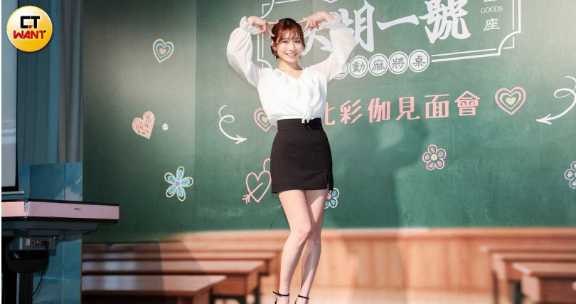 河北彩伽比出貓耳手勢賣萌。（圖／林士傑攝）