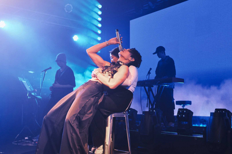 KIRE把演唱會當猛男秀,「躺」在幸運粉絲身上要她盡管摸。(圖/The Kid Who Flew翼有限公司提供)