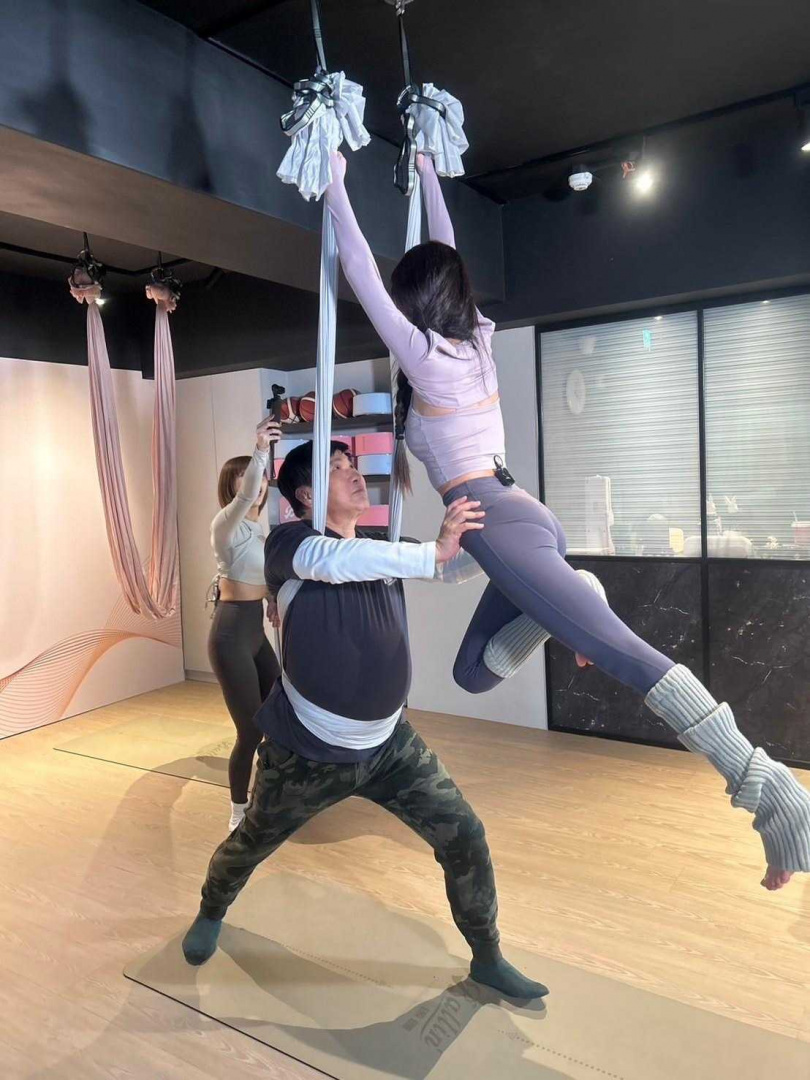 胡瓜體驗空中瑜珈。（圖／下面一位提供）