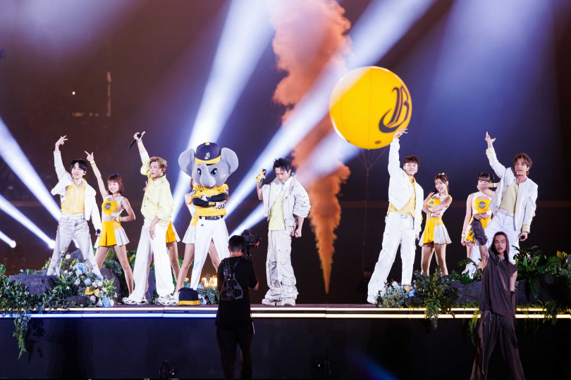 Energy邀請中信兄弟啦啦隊、吉祥物以及百位舞者一起16蹲。（圖／相信音樂提供）