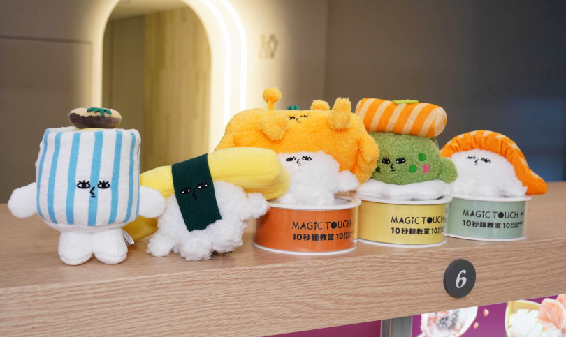 MAGiC TOUCHＸ「10秒鐘教室」絨毛吊飾4/7～5/12限定販售，共有5款。（399元／隻，圖／魏妤靜攝）