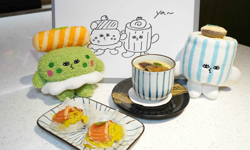 春季新菜單中的「鮭魚塔酪梨」（左前）、「蒜蓉鮑魚茶碗蒸」（各90元）兩款菜色，都被創意實體化成玩偶。（圖／魏妤靜攝）