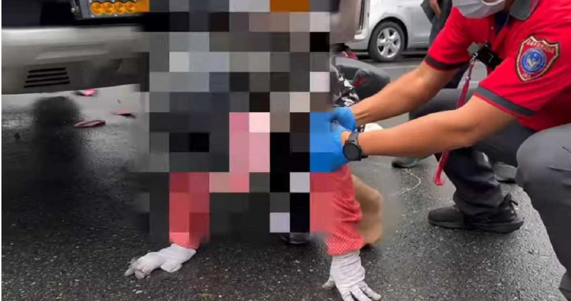 林姓婦人當時受困休旅車下，車子架高後，婦人自行爬出。（圖／取自湖內分隊臉書／中國時報呂妍庭嘉義傳真）