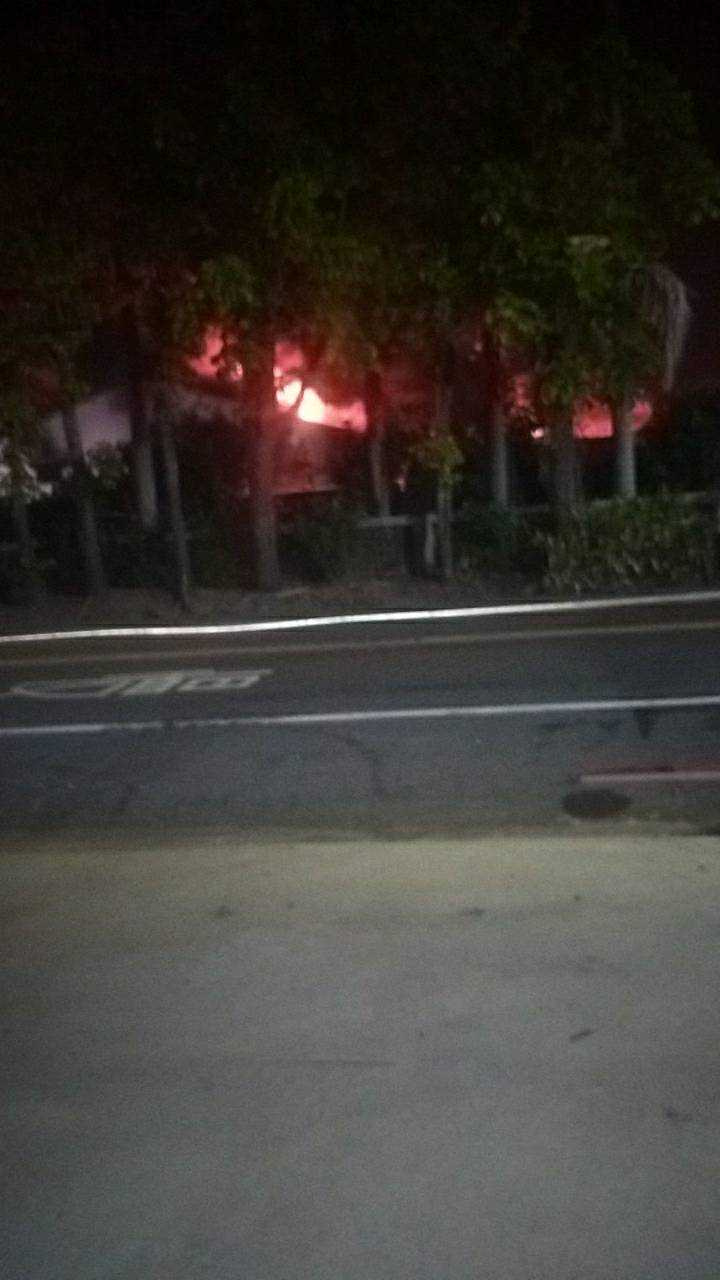 嘉義一處工廠凌晨發生火警。（圖／翻攝記者爆料網）