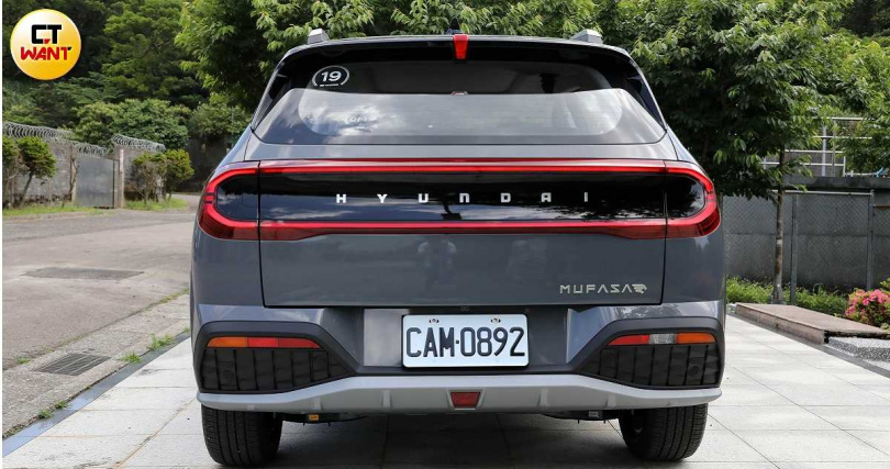 車尾為貫穿式尾燈設計。（圖╱方萬民攝）