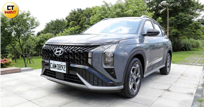 車頭採用分離式頭燈設計與大型水箱護罩，家族辨識性高。（圖╱方萬民攝）