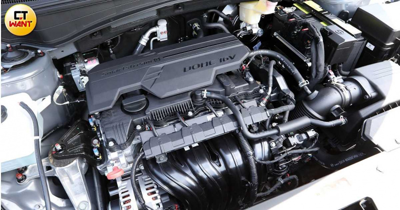 搭載2.0升自然進氣引擎，最大馬力160ps，搭配6速手自排變速系統，平均油耗14.8km/L。（圖╱方萬民攝）