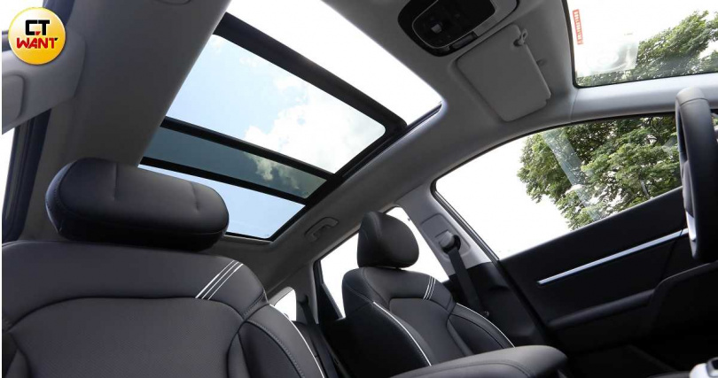 最高階的GLC車型配備全景式天窗。（圖╱方萬民攝）