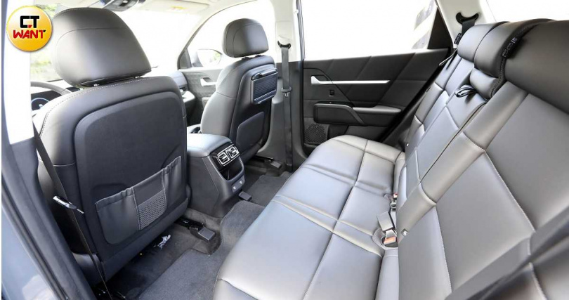 2680mm的軸距，造就算寬敞的後座空間。（圖╱方萬民攝）