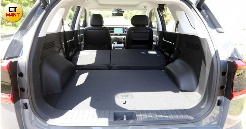標準行李廂容量為524公升，為同級車最大。後座可6/4分離打平，方便裝載長形物品。（圖╱方萬民攝）