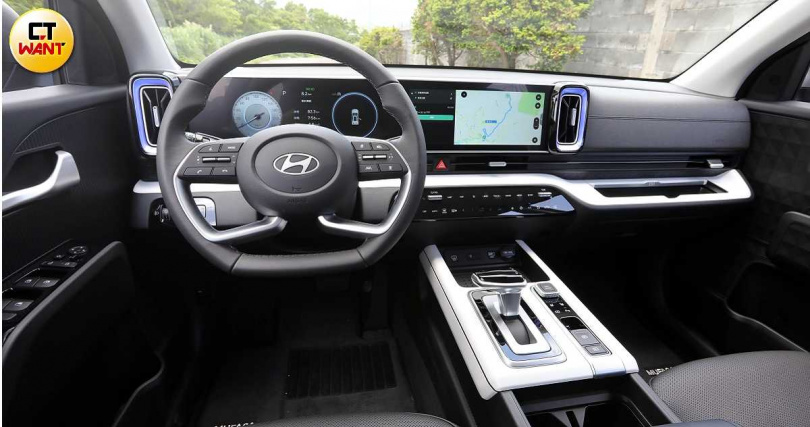 車艙設計充滿科技感，從儀錶板延伸到中控台的雙12.3吋螢幕非常壯觀。內裝質感跨級，配備NAPPA等級皮椅、前排座椅加熱通風、64色氣氛燈與駕駛座電動記憶功能。（圖╱方萬民攝）