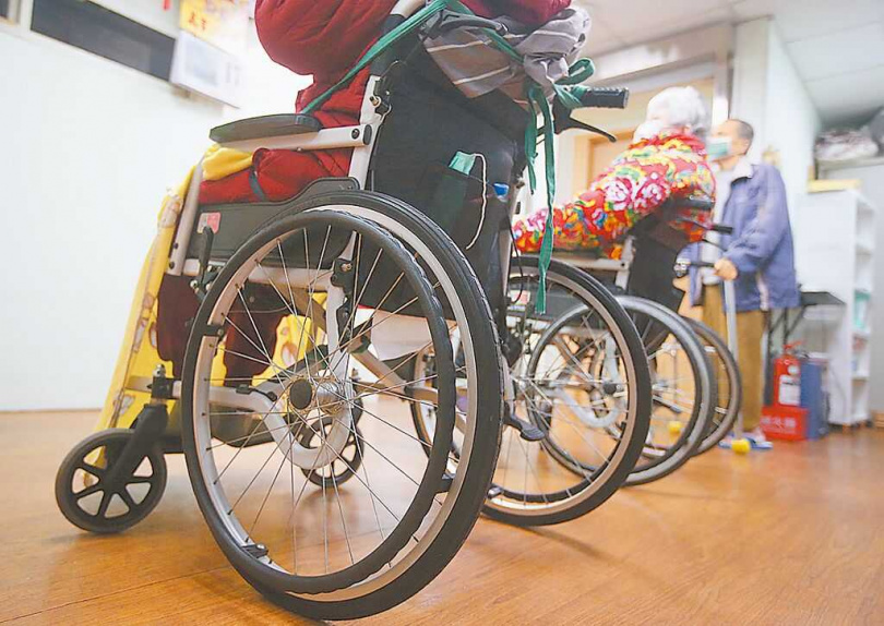 長照長期缺工，且未滿足家庭需求是亟需解決的問題。圖為老人長照中心。（圖／報系資料照片）