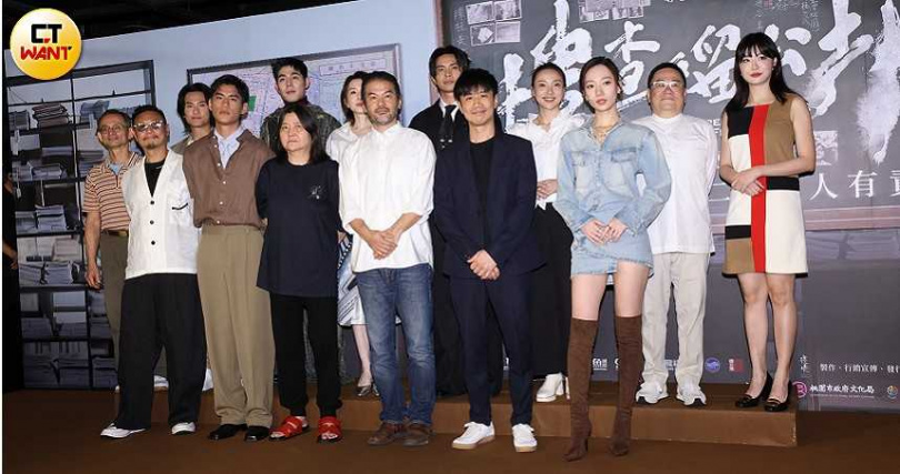 朱軒洋、吳卓源先前因拍《搜查瑠公圳》爆三角戀,一年後兩人在首映會同台,為了避免感情話題再成焦點,合照中間還隔了三人的距離。(圖/焦正德攝)