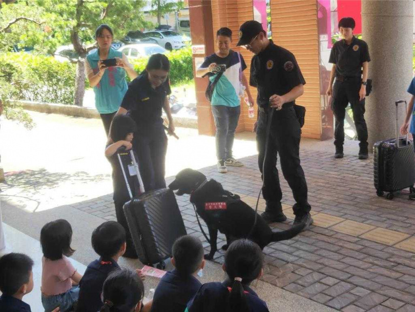 台中市太平警分局15天舉辦「小小警察營」活動，20名小朋友共同體驗警察勤務。（圖／中國時報馮惠宜攝）