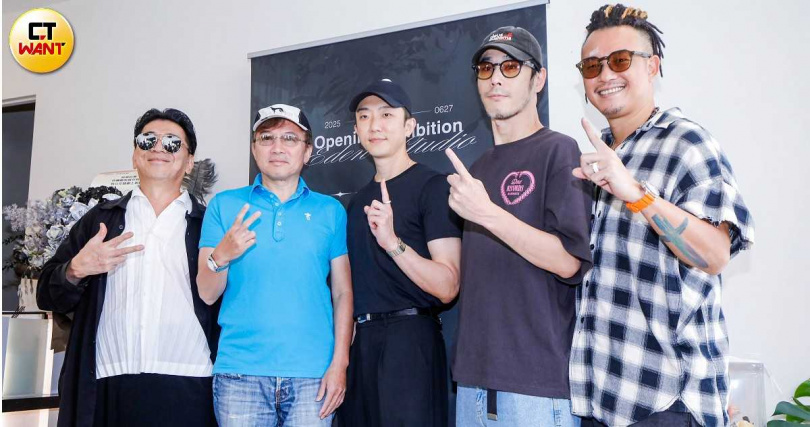 高捷（左起）、孫鵬、張懷秋、黃騰浩、阿BEN出席刺青店開幕。（圖／趙文彬攝）