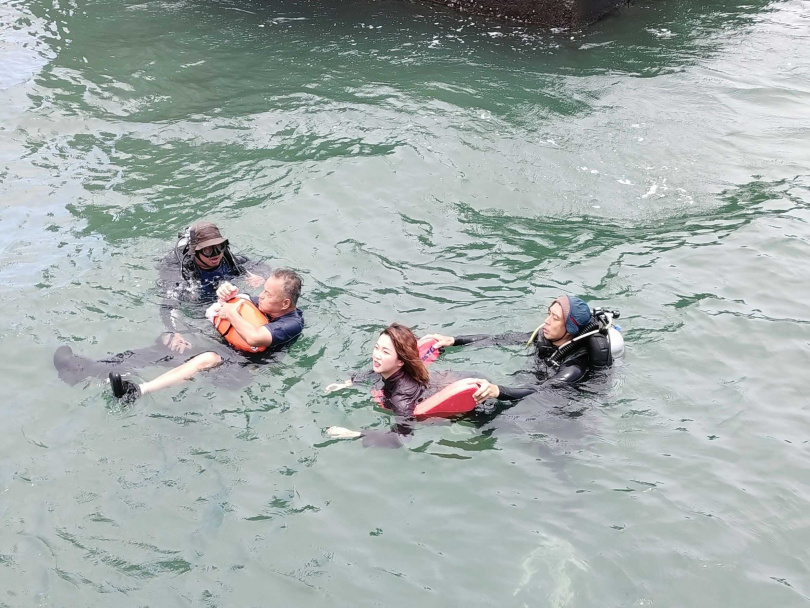 海浪洶湧中賴慧如與龍天翔搏命演出。(圖/民視)